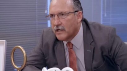 Martim gravando confissão de Mirtes sobre a morte de Sandro.