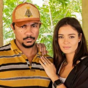 Damião, personagem masculino de Renascer, olha com fúria e determinação para Eliana, que abaixa a cabeça em sinal de derrota