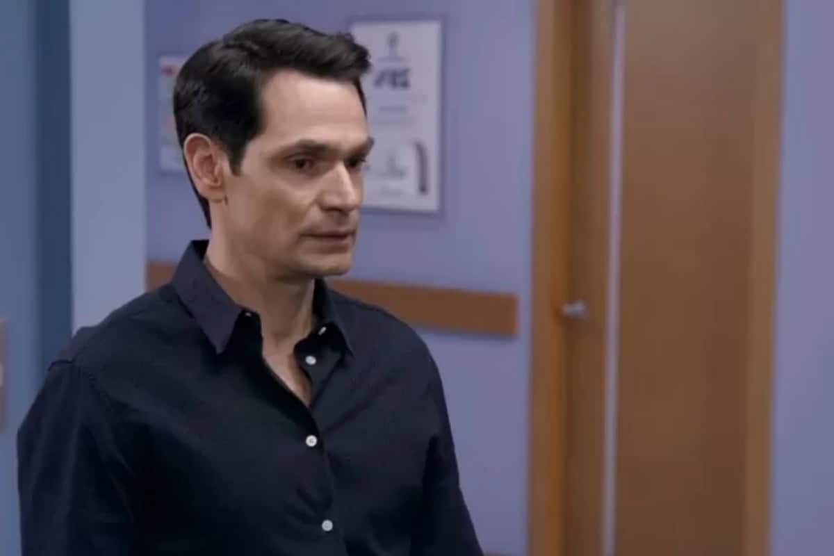 Dário decide voltar a trabalhar como pediatra no hospital onde Leonardo