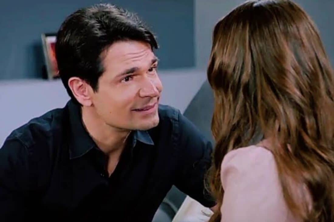 Imagem de Clarinha olhando para Dário: "Clarinha demonstra interesse por Dário, complicando ainda mais a trama