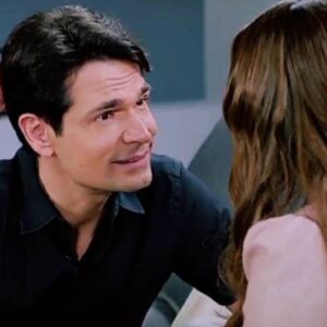 Imagem de Clarinha olhando para Dário: "Clarinha demonstra interesse por Dário, complicando ainda mais a trama