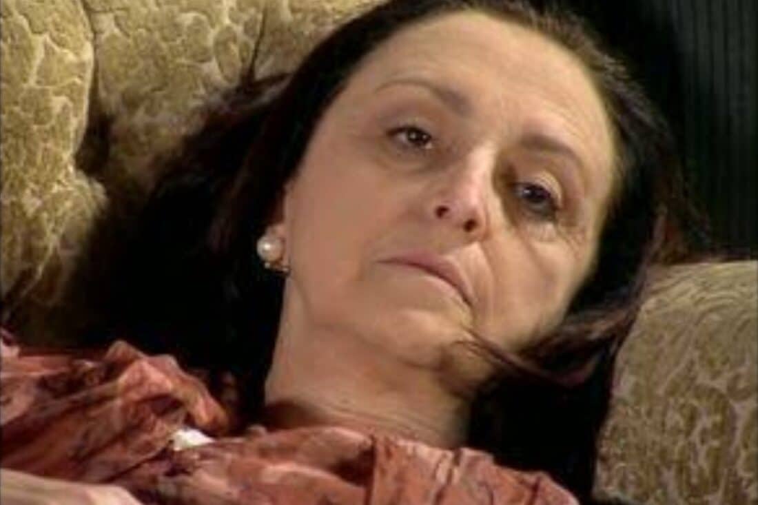 A vilã Débora (Ana Lúcia Torre) de Alma Gêmea desmorona após beber veneno destinado ao mocinho.
