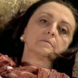 A vilã Débora (Ana Lúcia Torre) de Alma Gêmea desmorona após beber veneno destinado ao mocinho.