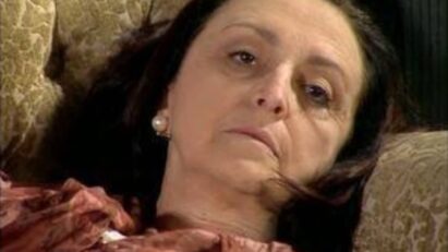 A vilã Débora (Ana Lúcia Torre) de Alma Gêmea desmorona após beber veneno destinado ao mocinho.