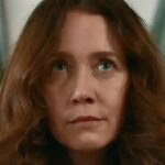 Dona Patroa (Camila Morgado) serve Egídio (Vladimir Brichta) e Eliana (Sophie Charlotte)