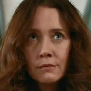 Dona Patroa (Camila Morgado) serve Egídio (Vladimir Brichta) e Eliana (Sophie Charlotte)