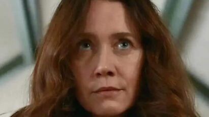 Dona Patroa (Camila Morgado) serve Egídio (Vladimir Brichta) e Eliana (Sophie Charlotte)