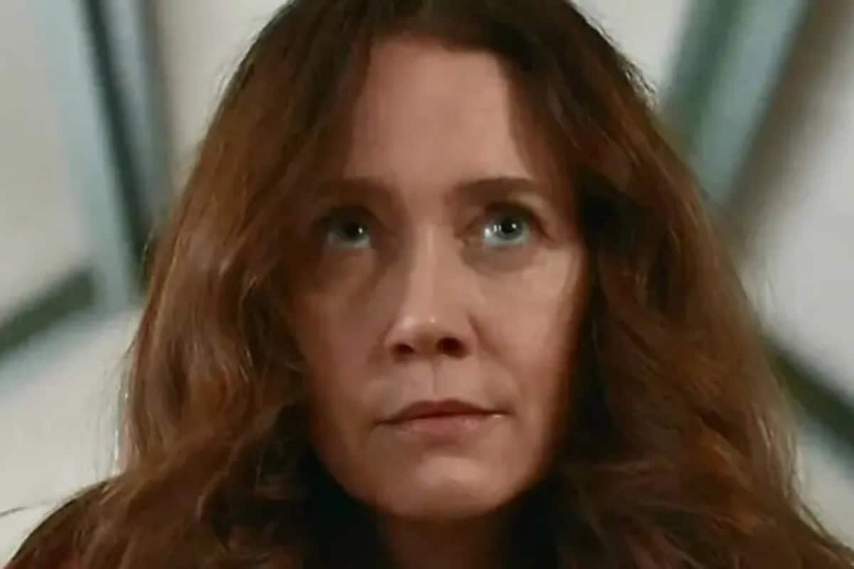 Dona Patroa (Camila Morgado) serve Egídio (Vladimir Brichta) e Eliana (Sophie Charlotte)
