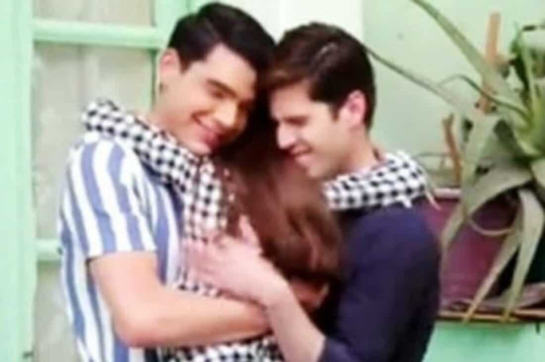 Eddie segurando Estrelinha com um sorriso de alívio após conseguir a guarda provisória