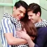 Eddie segurando Estrelinha com um sorriso de alívio após conseguir a guarda provisória