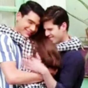 Eddie segurando Estrelinha com um sorriso de alívio após conseguir a guarda provisória