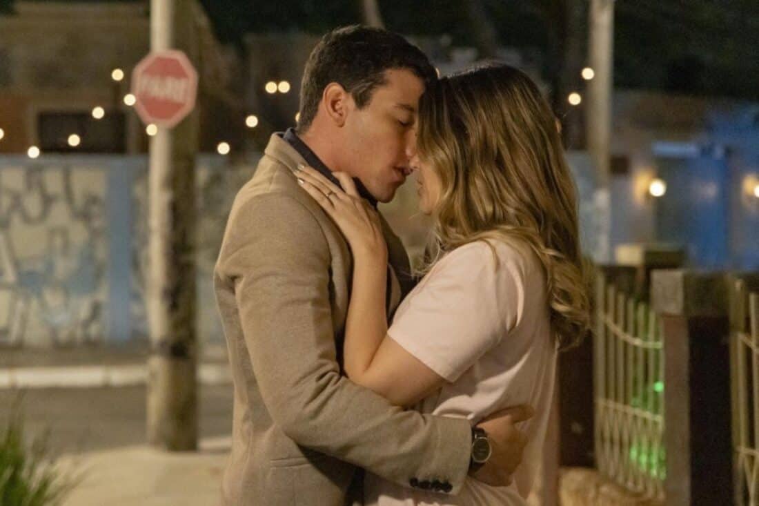 Electra e Murilo se beijam apaixonadamente em Família É Tudo.
