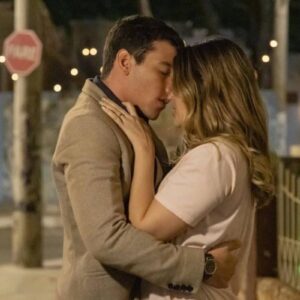 Electra e Murilo se beijam apaixonadamente em Família É Tudo.