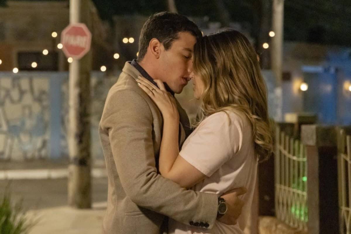 Electra e Murilo se beijam apaixonadamente em Família É Tudo.