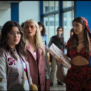 Cena dramática da série Elite, mostrando os personagens principais em um momento de tensão.