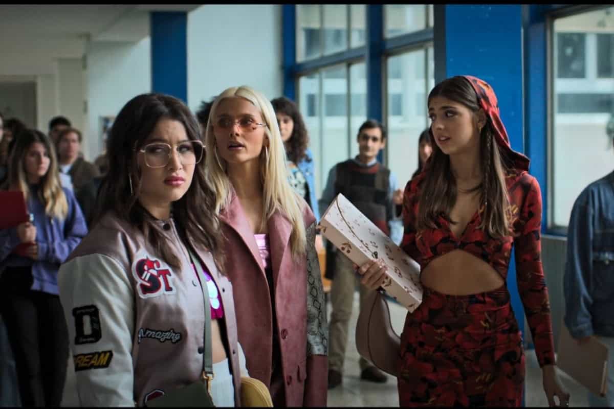 Cena dramática da série Elite, mostrando os personagens principais em um momento de tensão.