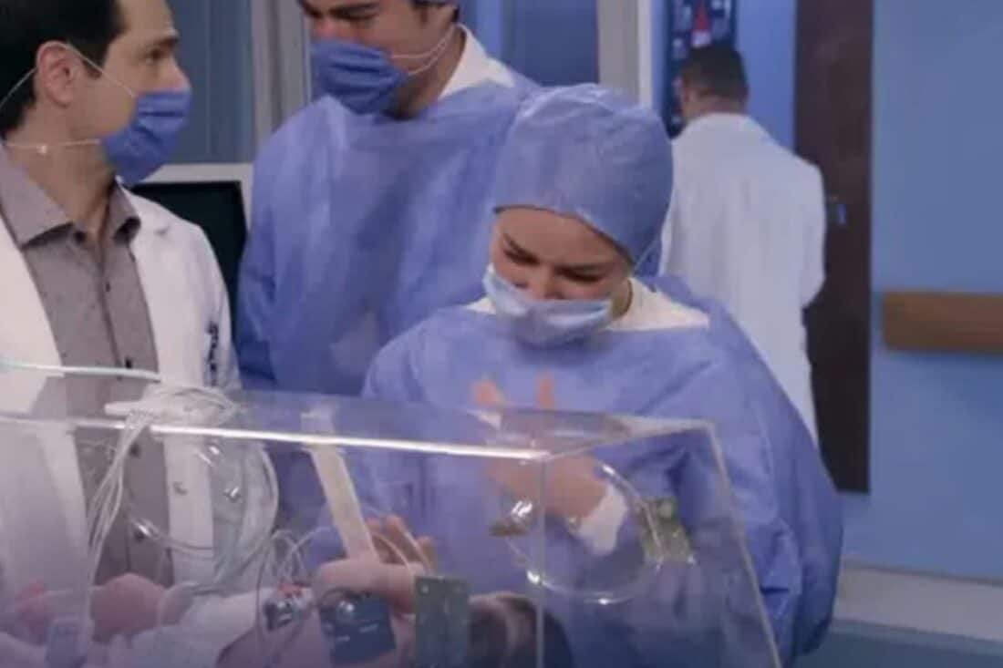 Foto do bebê na incubadora sob cuidados médicos.