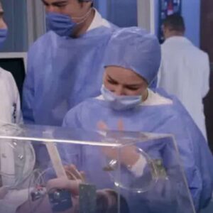 Foto do bebê na incubadora sob cuidados médicos.