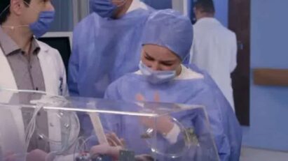 Foto do bebê na incubadora sob cuidados médicos.