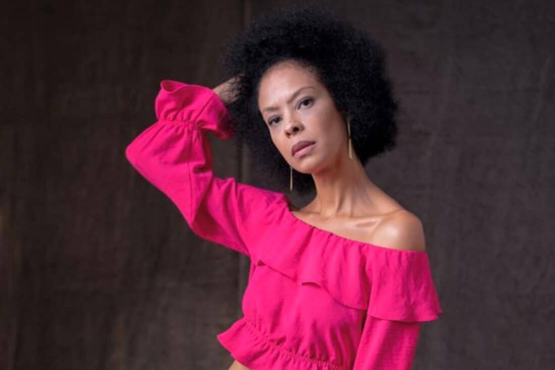 Atriz conhecida por "Amor Perfeito" e "Impuros" dará vida à personagem Acotire em um drama histórico com ficção científica e inclusão social.