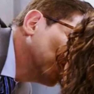 Geraldo e Adela se beijam apaixonadamente em um encontro na prisão