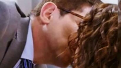 Geraldo e Adela se beijam apaixonadamente em um encontro na prisão