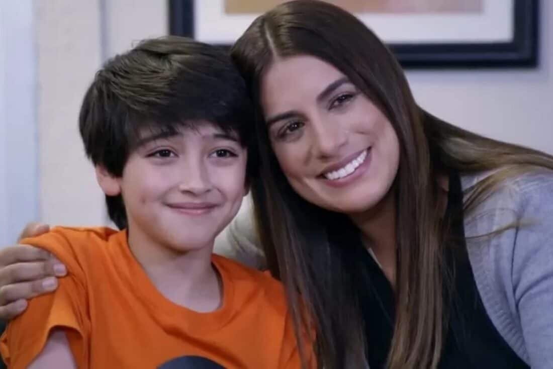 Guigo sendo abraçado por sua mãe, Luz, em um momento de felicidade e alívio.