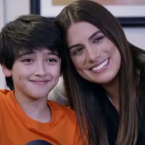 Guigo sendo abraçado por sua mãe, Luz, em um momento de felicidade e alívio.