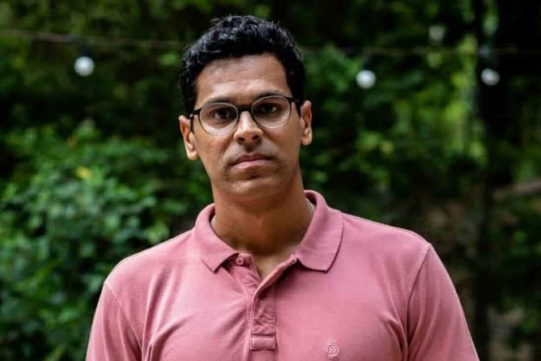 Imagem de Augusto (Renan Monteiro) prestando primeiros socorros a Egídio (Vladimir Brichta).