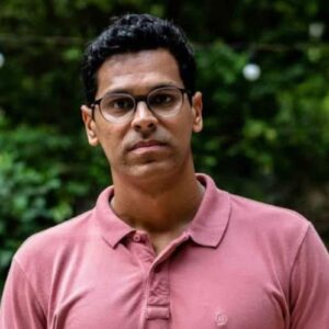 Imagem de Augusto (Renan Monteiro) prestando primeiros socorros a Egídio (Vladimir Brichta).