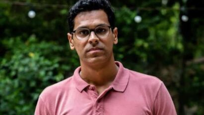 Imagem de Augusto (Renan Monteiro) prestando primeiros socorros a Egídio (Vladimir Brichta).