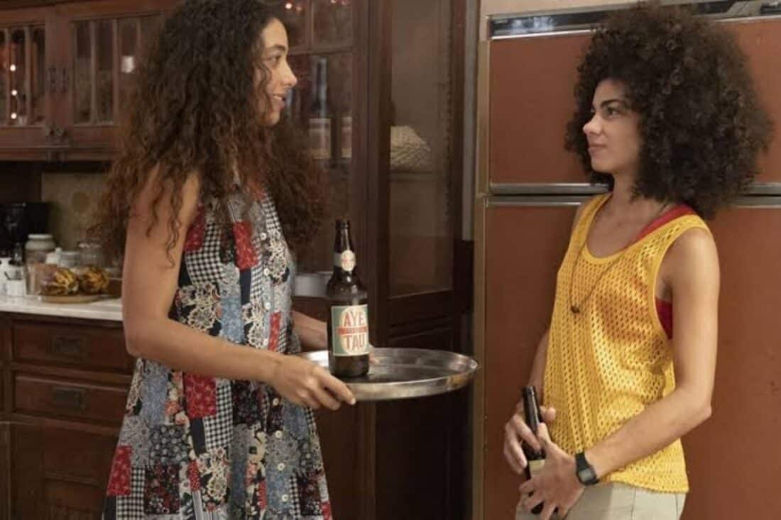 Imagem de Joana (Alice Carvalho) e Zinha (Samantha Jones) em uma cena de "Renascer"