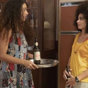 Imagem de Joana (Alice Carvalho) e Zinha (Samantha Jones) em uma cena de "Renascer"