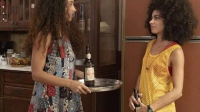 Imagem de Joana (Alice Carvalho) e Zinha (Samantha Jones) em uma cena de "Renascer"