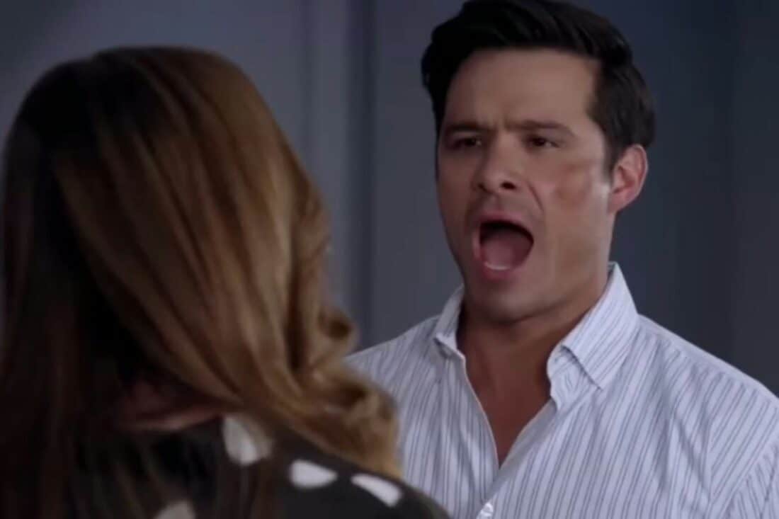 Imagem de Leonardo e Mirtes se encarando com raiva e tensão