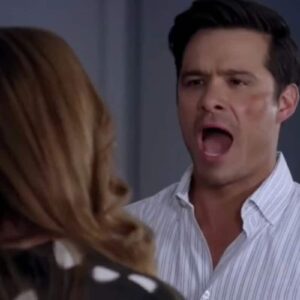 Imagem de Leonardo e Mirtes se encarando com raiva e tensão