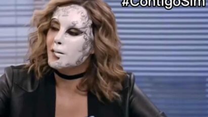 Imagem de Samantha subornando um membro do conselho