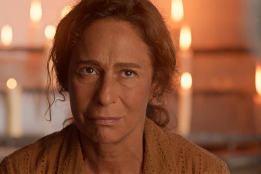 Imagem de Zefa (Andrea Beltrão): Zefa em momento dramático, prestes a revelar um segredo.