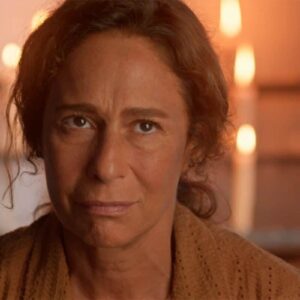 Imagem de Zefa (Andrea Beltrão): Zefa em momento dramático, prestes a revelar um segredo.