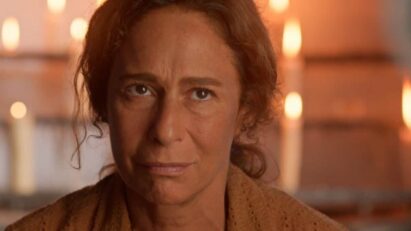 Imagem de Zefa (Andrea Beltrão): Zefa em momento dramático, prestes a revelar um segredo.