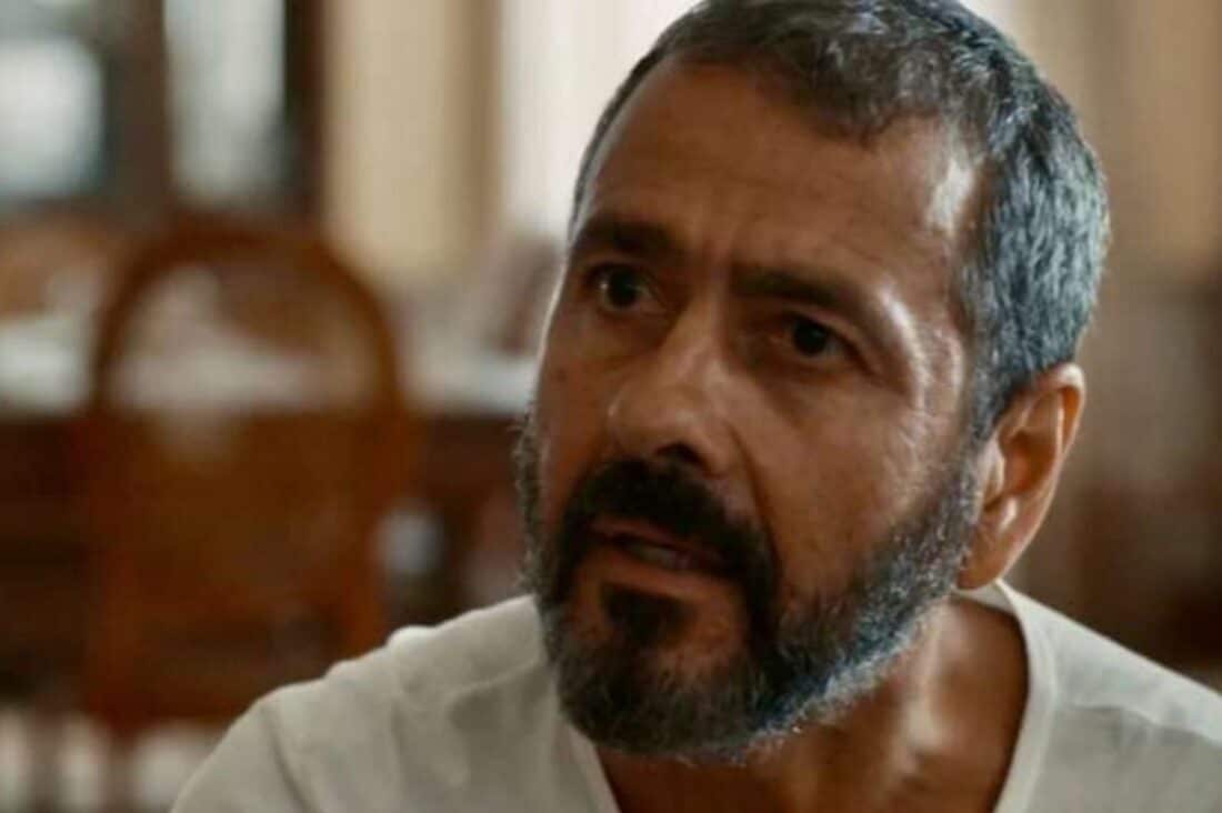 José Inocêncio em uma cadeira de rodas na fazenda - Marcos Palmeira interpretando José Inocêncio, confinado a uma cadeira de rodas após ser baleado.