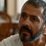 José Inocêncio em uma cadeira de rodas na fazenda - Marcos Palmeira interpretando José Inocêncio, confinado a uma cadeira de rodas após ser baleado.