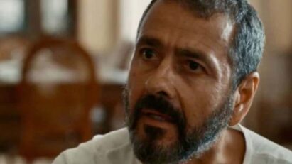 José Inocêncio em uma cadeira de rodas na fazenda - Marcos Palmeira interpretando José Inocêncio, confinado a uma cadeira de rodas após ser baleado.