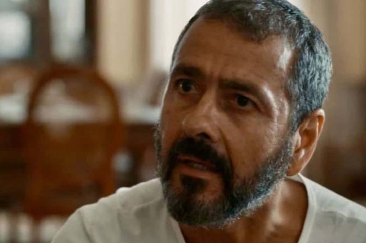 José Inocêncio em uma cadeira de rodas na fazenda - Marcos Palmeira interpretando José Inocêncio, confinado a uma cadeira de rodas após ser baleado.