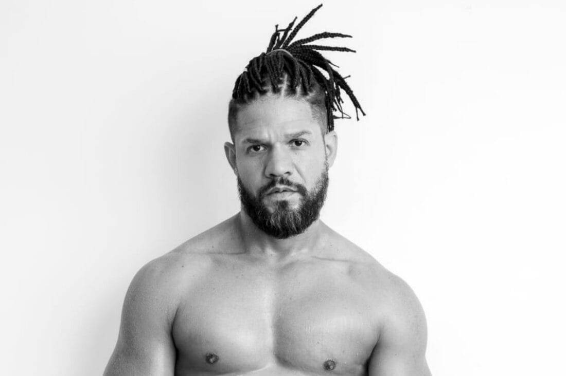 Juninho posando de forma sensual para celebrar seu aniversário.