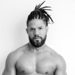 Juninho posando de forma sensual para celebrar seu aniversário.