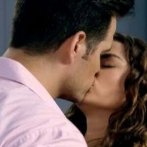 Leonardo e Ângela se abraçando felizes após o pedido de casamento