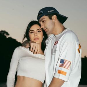 Luan Santana beijando a barriga de Jade Magalhães.