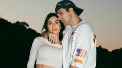 Luan Santana beijando a barriga de Jade Magalhães.