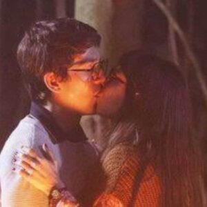 Lupita (Daphne Bozaski) e Guto (Daniel Rangel) se beijam apaixonadamente em meio à mata.